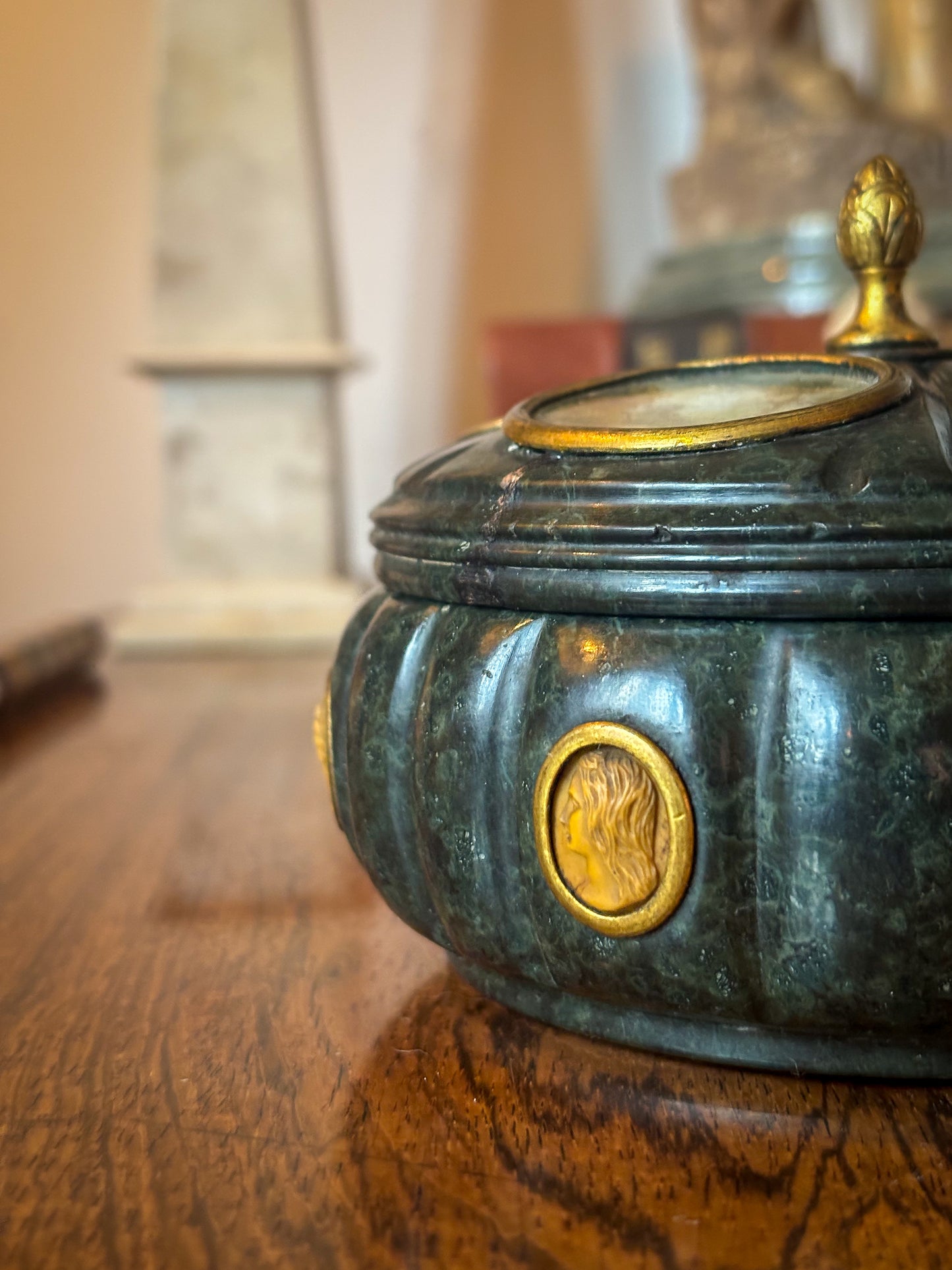 Grand Tour Serpentine Marble Inkwell, Italian, c.1820