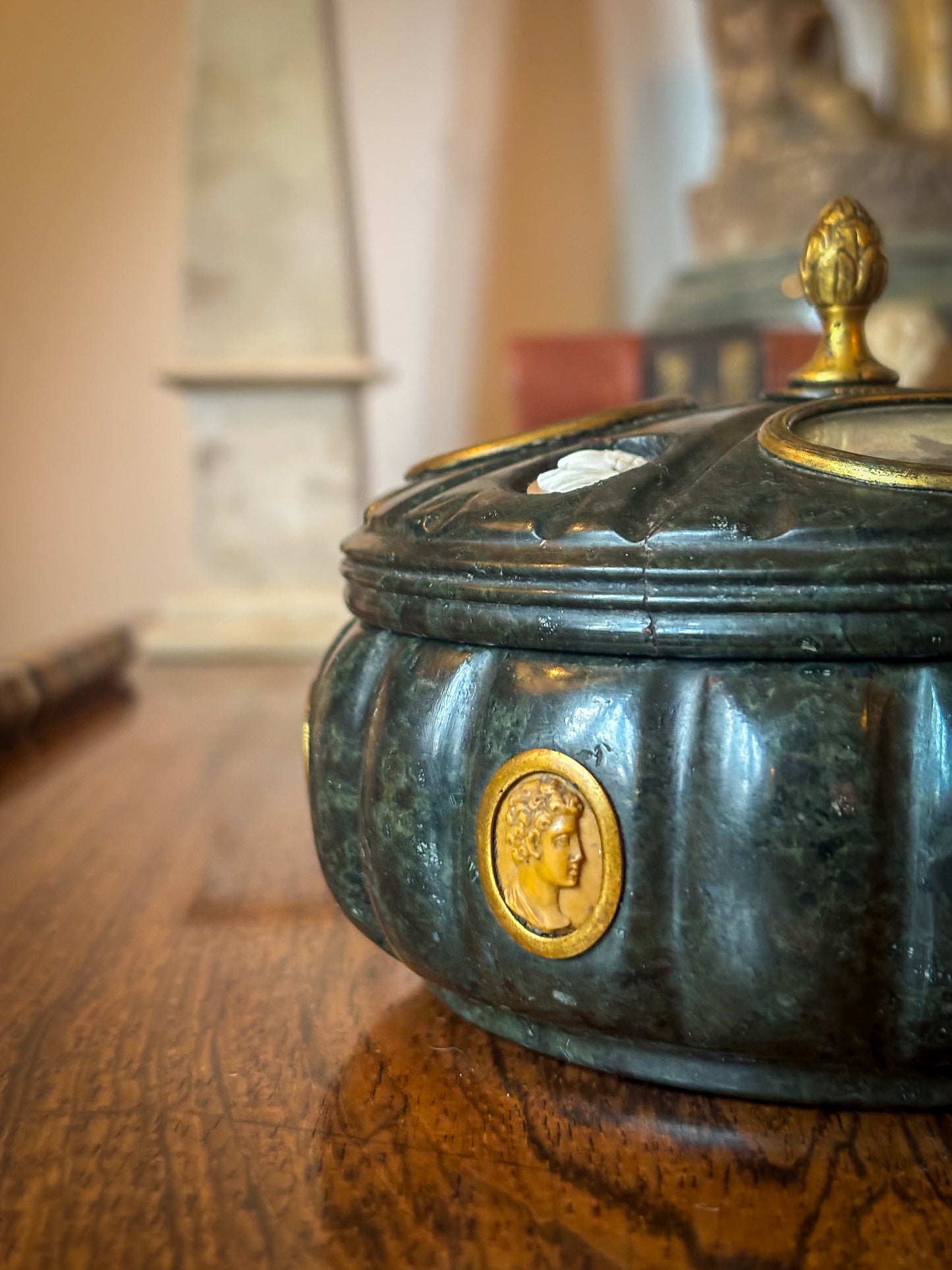 Grand Tour Serpentine Marble Inkwell, Italian, c.1820