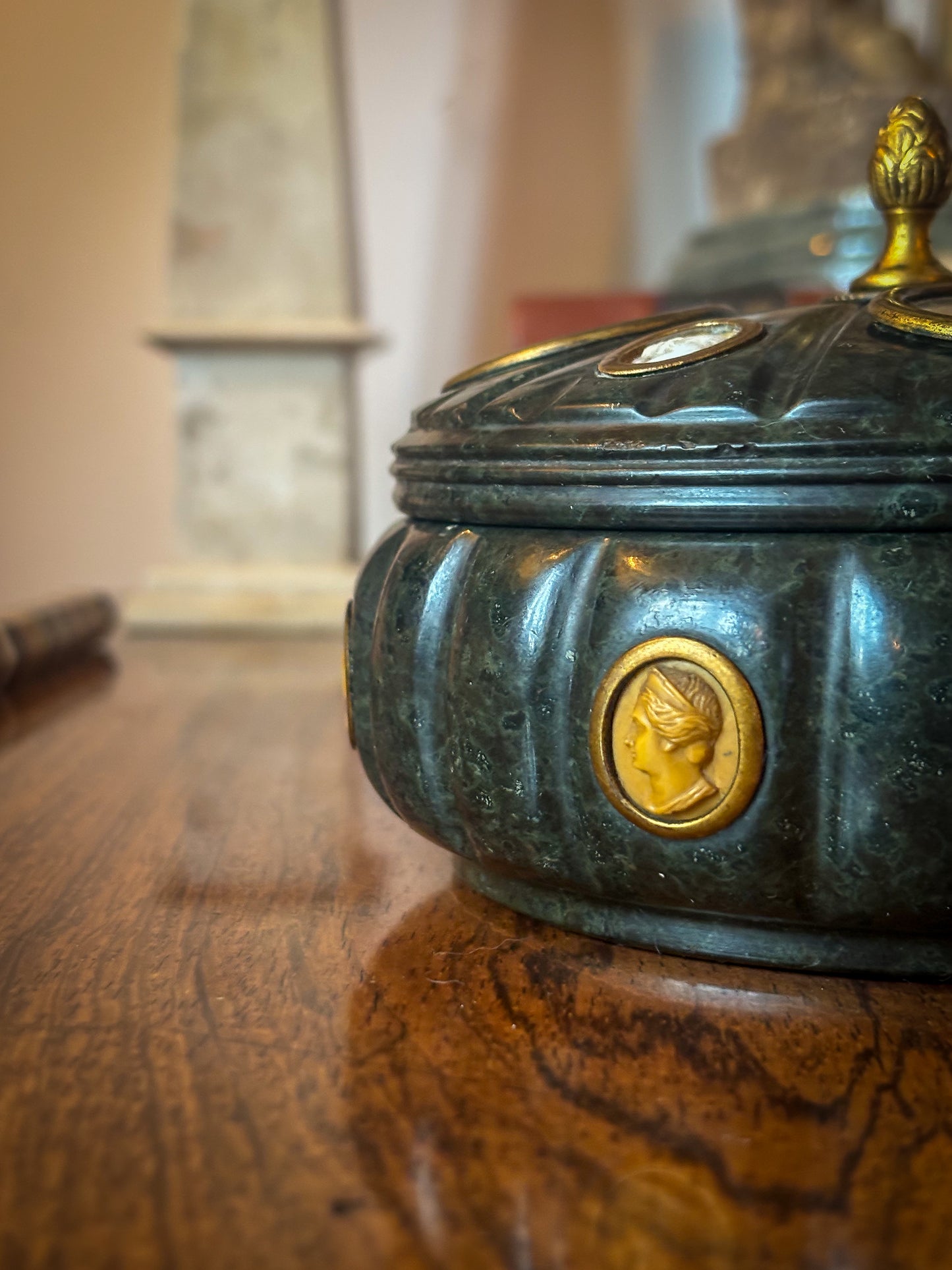 Grand Tour Serpentine Marble Inkwell, Italian, c.1820